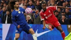 Marc Cucurella im Duell mit Alexander Isak