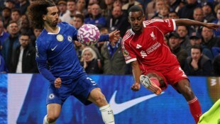 Marc Cucurella im Duell mit Alexander Isak