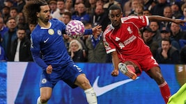 Marc Cucurella im Duell mit Alexander Isak