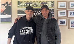 John Fitz mit Austria Salzburgs Obmann David Rettenbacher.