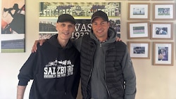 John Fitz mit Austria Salzburgs Obmann David Rettenbacher.