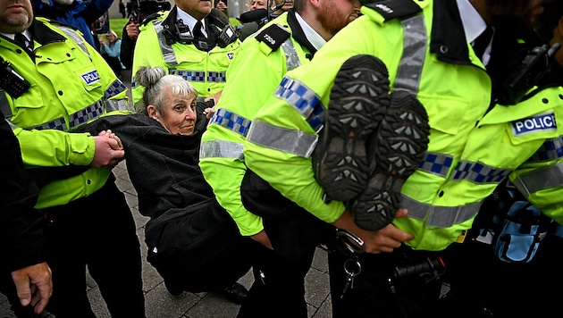 Hier wird eine Teilnehmerin in London abgeführt.