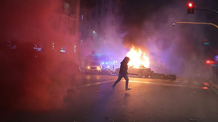 Im Zuge der Ausschreitungen in Rom wurde ein Fahrzeug in Brand gesteckt.