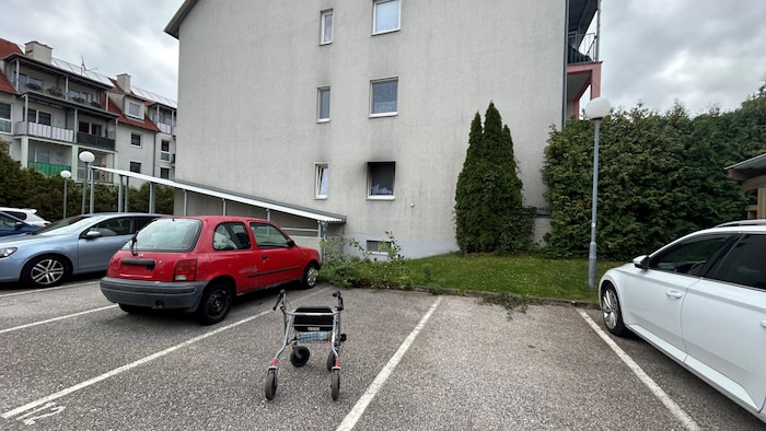 Die ältere Dame konnte sich mit ihrem Rollator über die Terrasse in Sicherheit bringen.