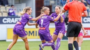 Violetter Jubel um Siegtorschützin Agerholm.