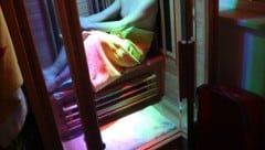 Nach dem Wellnessen ging es jetzt für den Verdächtigen in Polizeihaft (Symbolbild).