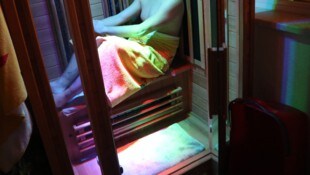 Nach dem Wellnessen ging es jetzt für den Verdächtigen in Polizeihaft (Symbolbild).