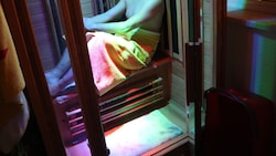 Nach dem Wellnessen ging es jetzt für den Verdächtigen in Polizeihaft (Symbolbild).