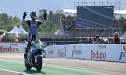 Fermin Aldeguer feiert seinen ersten MotoGP-Sieg.