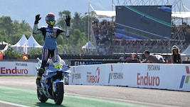 Fermin Aldeguer feiert seinen ersten MotoGP-Sieg.