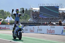 Fermin Aldeguer feiert seinen ersten MotoGP-Sieg.