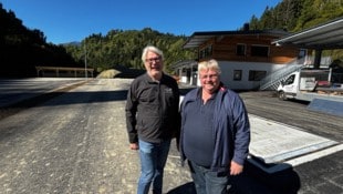 Helmut Zwenig (li.) und Norbert Enders am Gelände des neuen Altstoffsammelzentrums in der ...