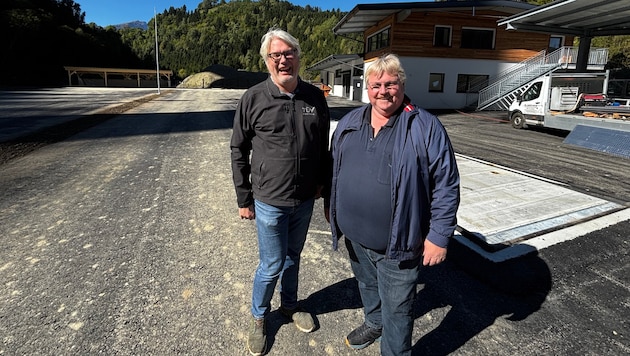 Helmut Zwenig (li.) und Norbert Enders am Gelände des neuen Altstoffsammelzentrums in der ...
