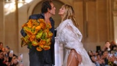 Der Designer Andreas Kronthaler (links) küsst Heidi Klum nach der Präsentation der ...