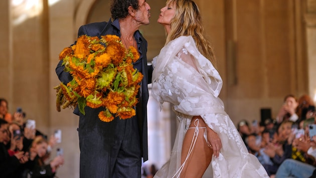 Der Designer Andreas Kronthaler (links) küsst Heidi Klum nach der Präsentation der ...