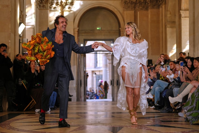 Das sexy Boho-Brautkleid von Andreas Kronthaler ist pure Provokation und Glamour zugleich – und ...