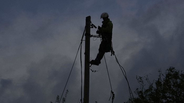 Reparaturarbeiten an einem Strommasten in Irland