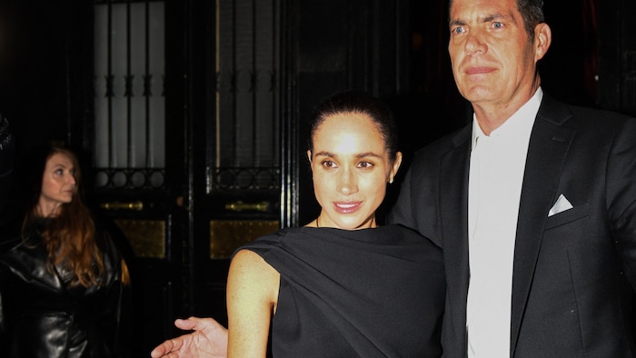 Meghan Markle verlässt – nun in einem schwarzen Kleid – das Restaurant Sugaar in Paris – gut ...