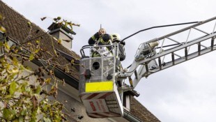 Die Einsatzkräfte der Feuerwehr bei der Brandbekämpfung.