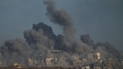 Rauchwolken über dem Gazastreifen nach einem israelischen Bombenangriff, gesehen vom Süden ...