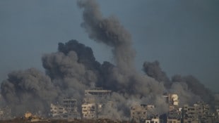 Rauchwolken über dem Gazastreifen nach einem israelischen Bombenangriff, gesehen vom Süden ...