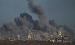 Rauchwolken über dem Gazastreifen nach einem israelischen Bombenangriff, gesehen vom Süden ...