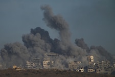 Rauchwolken über dem Gazastreifen nach einem israelischen Bombenangriff, gesehen vom Süden ...