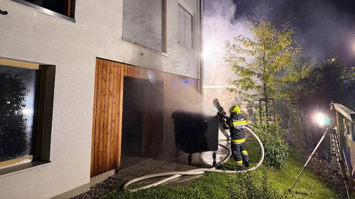 Acht Müllcontainer und zwei Mülltonnen seien beschädigt bzw. völlig zerstört worden.