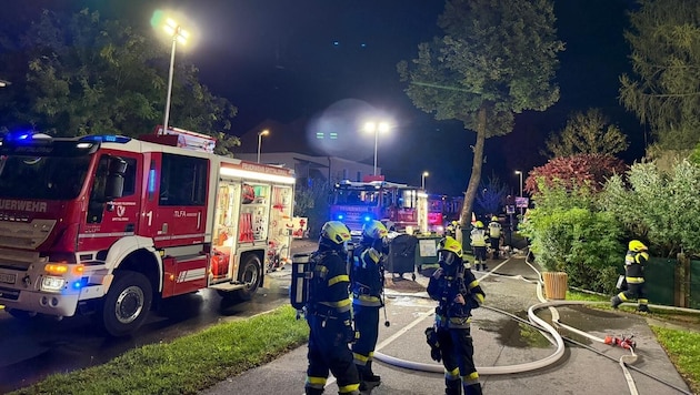 Feuerwehr und Rettung kümmerten sich während der Löscharbeiten um die ins Freie gebrachten ...