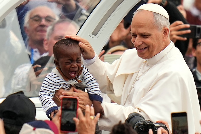 Papst Leo XIV. segnet am Ende einer Messe zum Jubiläum der Migranten und Missionare auf dem ...