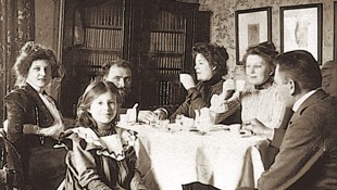 Julius Rhomberg (vorne rechts) zu Besuch bei Familie Flöge. Gustav Klimt sitzt am Tischende, ...