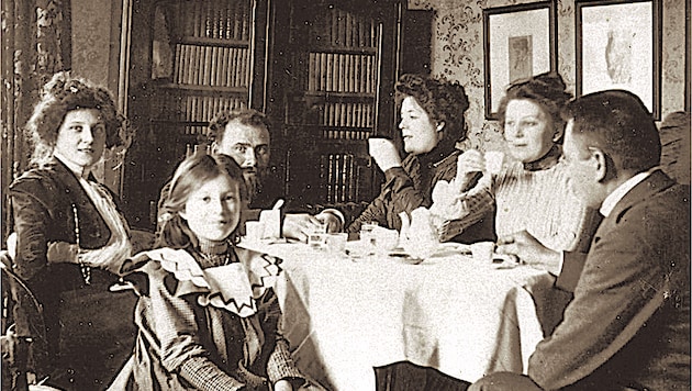 Julius Rhomberg (vorne rechts) zu Besuch bei Familie Flöge. Gustav Klimt sitzt am Tischende, ...