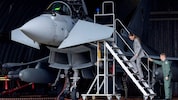 Princess Kate sorgt wieder für virale Schlagzeilen: Bei ihrem Besuch der RAF Coningsby stieg sie ...