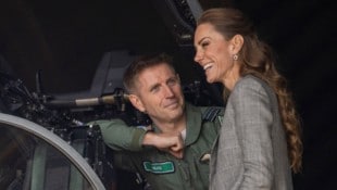Wilkinson, seit 28 Jahren bei der Royal Air Force, erklärte der Prinzessin die Technik des Jets ...