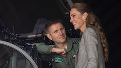 Wilkinson, seit 28 Jahren bei der Royal Air Force, erklärte der Prinzessin die Technik des Jets ...