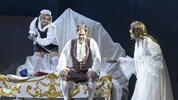 Dominik Nekel als Baron Ochs auf Lerchenau genießt hörbar seine Macho-Rolle. Erica Eloff (re.) ...