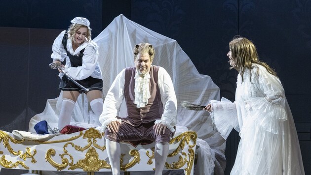 Dominik Nekel als Baron Ochs auf Lerchenau genießt hörbar seine Macho-Rolle. Erica Eloff (re.) ...