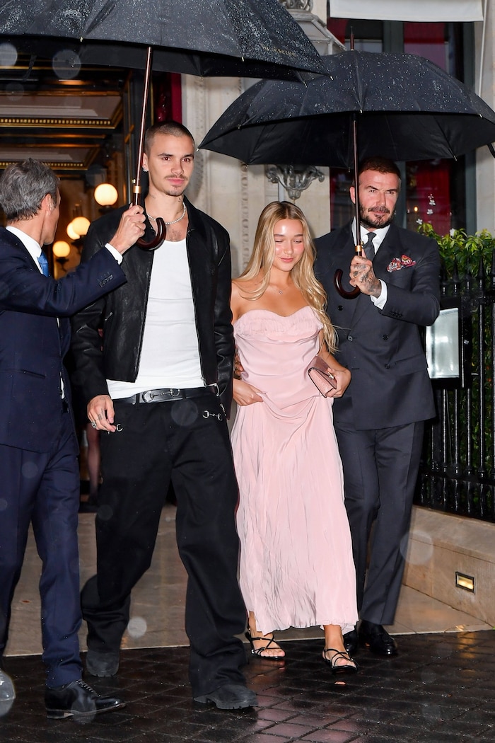 Papa David und Bruder Romeo an ihrer Seite – Harper strahlt in Rosa. Ob auch sie nichts mehr von ...