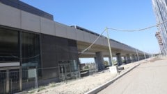 Die verwaiste U-Bahnstation befindet sich in der Donaustadt inmitten von Feldern beim ...