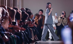 Victoria Beckham bei der Paris Fashion Week – doch Sohn Brooklyn fehlt erneut.