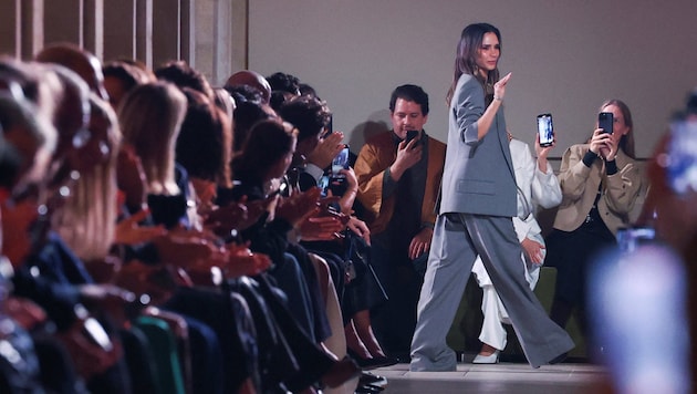 Victoria Beckham bei der Paris Fashion Week – doch Sohn Brooklyn fehlt erneut.