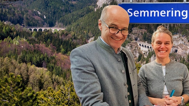 Bürgermeister Hermann Doppelreiter und Irmengard Mayer vom Bundesministerium für Kunst und ...