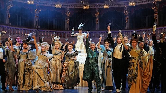 Die Neubearbeitung der „Fledermaus“ feierte im Theater an der Wien gerade eben Premiere, noch ...