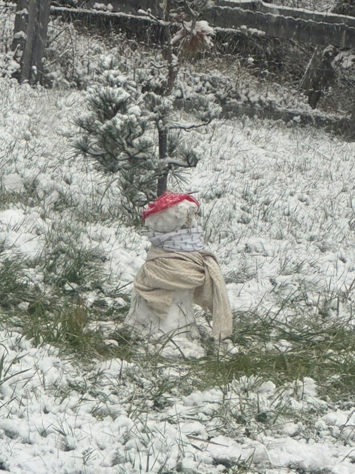 Modisch unterwegs ist der Schneemann von Lara und Felix.