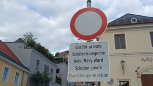 Ein Fahrverbot verhindert in Krems „Elterntaxis“, es gibt als Ersatz „Elternhaltestellen“.