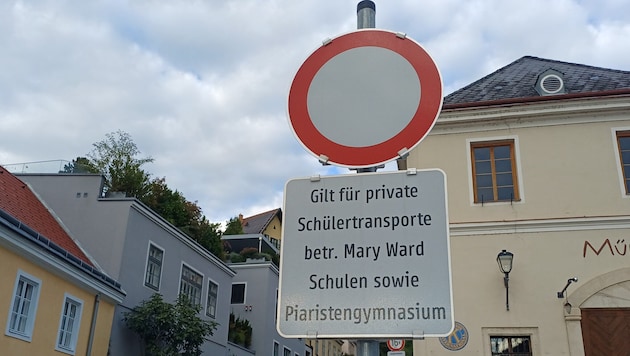 Ein Fahrverbot verhindert in Krems „Elterntaxis“, es gibt als Ersatz „Elternhaltestellen“.