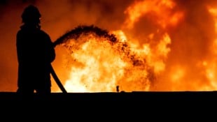 Die Feuerwehr fand bei ihrer Ankunft offenbar ein vollständig in Flammen stehendes Gebäude vor. ...