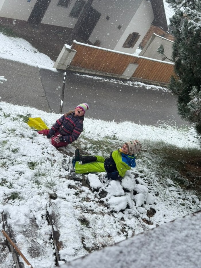Lara und Felix hatten viel Spaß beim Spielen im Schnee.