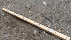 Ein Brett mit Nägeln wurde quer über die Bahn in einem Bike-Parcours gelegt. 