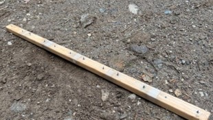 Ein Brett mit Nägeln wurde quer über die Bahn in einem Bike-Parcours gelegt. 